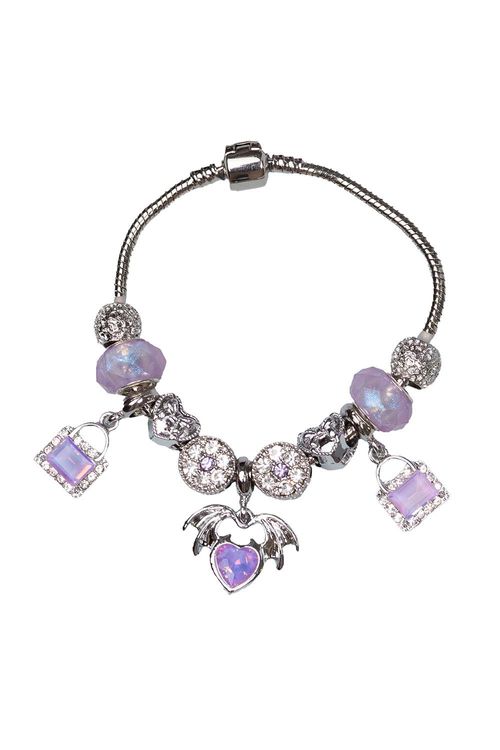 Pulsera plateada con dijes y diseños