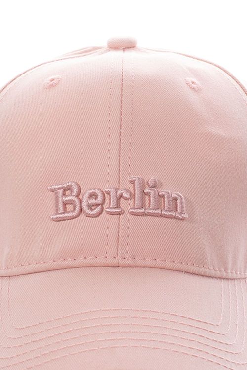 Gorra con bordado berlín