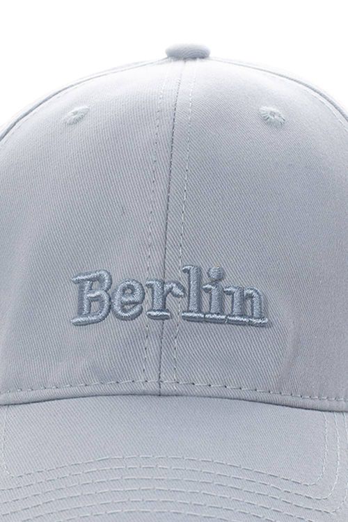 Gorra con bordado berlín