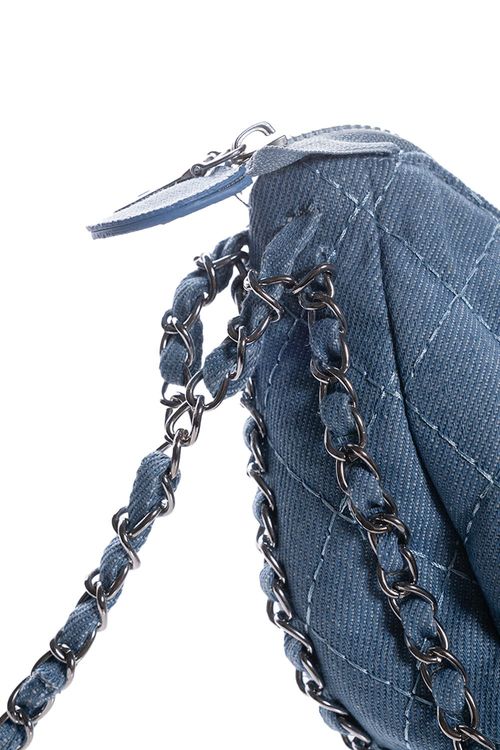 Bolso en material tipo denim con cadena