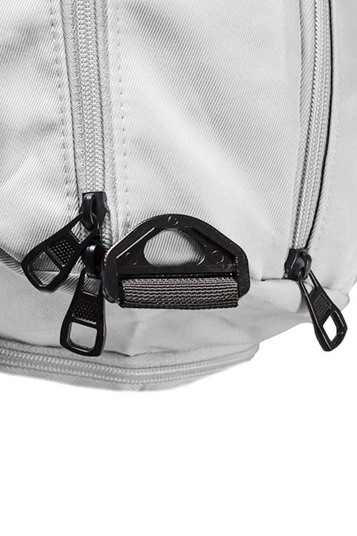 Bolso deportivo con compartimientos externos
