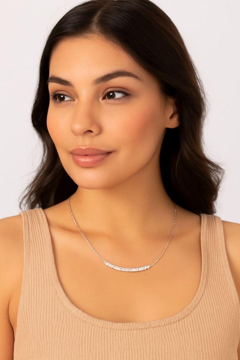 COLLAR-DELICADO-CON-BRILLO-Y-COLOR-PLATA.BM747_000039_1