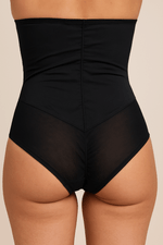 Modelando con estilo en ropa shapewear