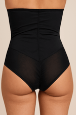 Modelando-con-estilo-en-ropa-shapewear