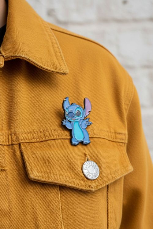 Pin con diseño de stitch