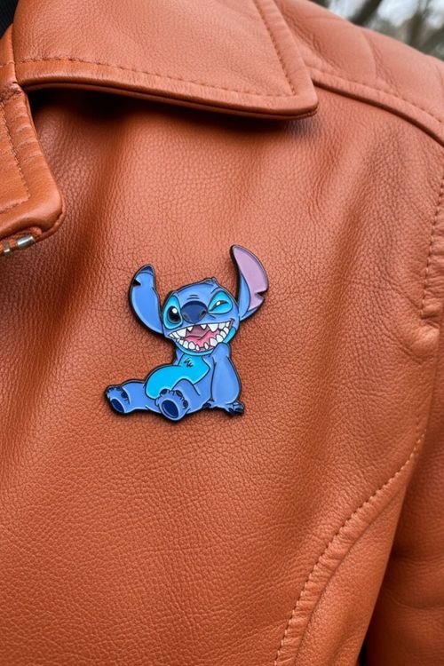 Pin con diseño de stitch sonriendo