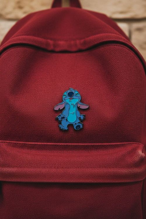 Pin con diseño de stitch feliz