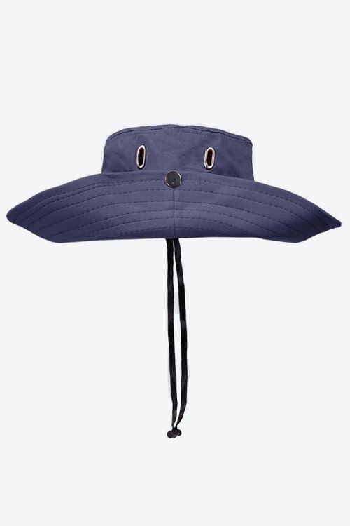 Sombrero tipo pescador con un cordón ajustable