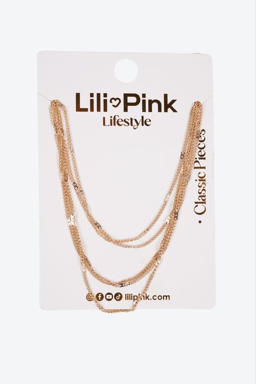 Collar con diseño delicado en capas