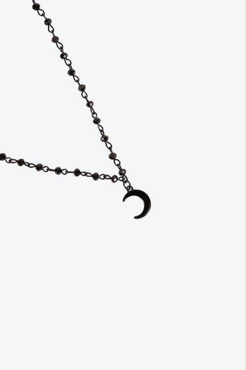 Collar en tono negro con dije de luna