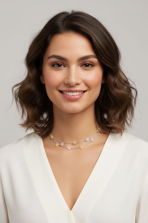 Chocker con dije de mariposa y detalles delicados