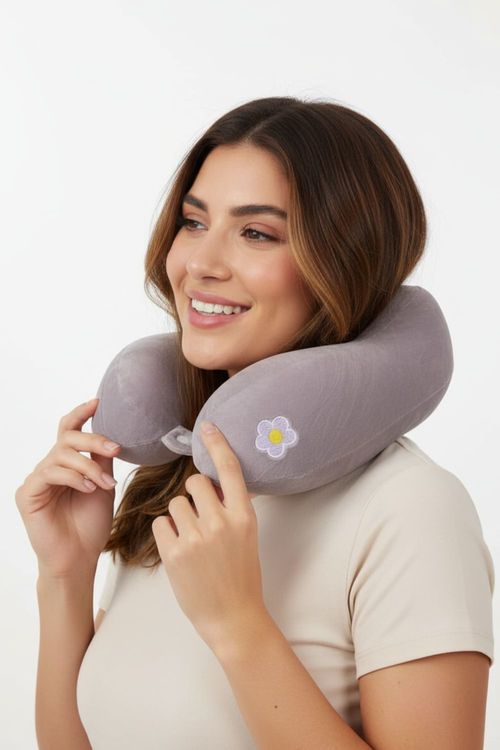 Almohada de viaje con antifaz incluido