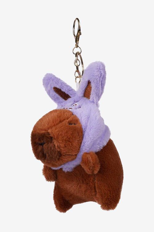 Llavero con diseño de un capibara con gorro