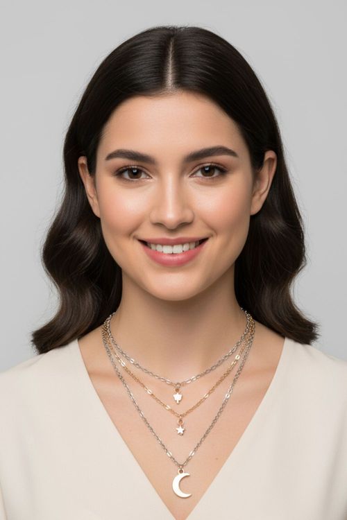 Collar con diseño de luna y estrella