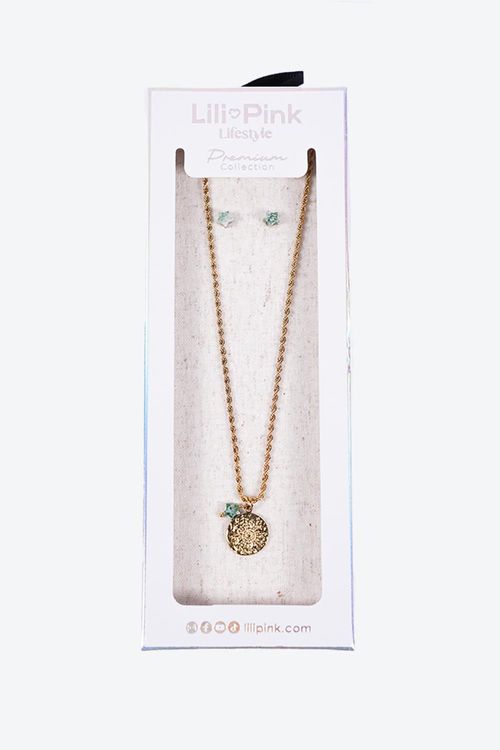 Set de aretes y collar con diseño delicado