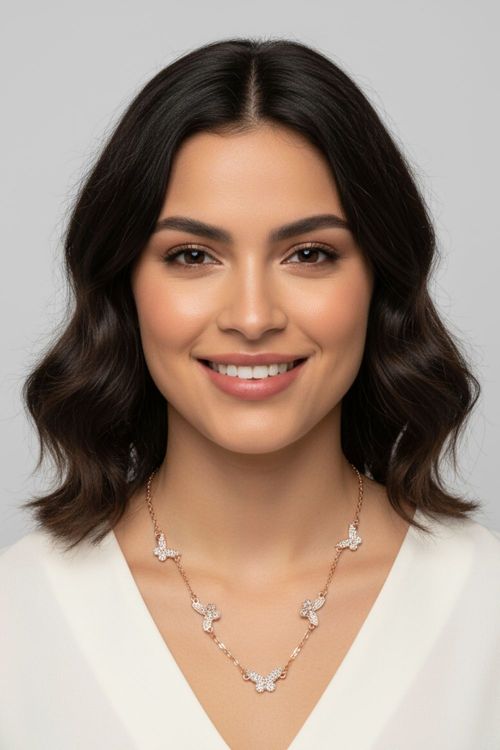 Collar delicado femenino con dijes de mariposas