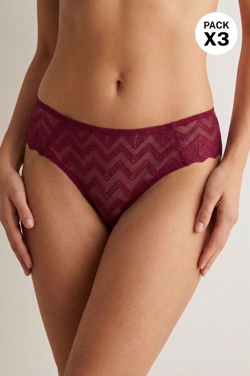 Panty hipster fabricado en encaje delicado paquete x3