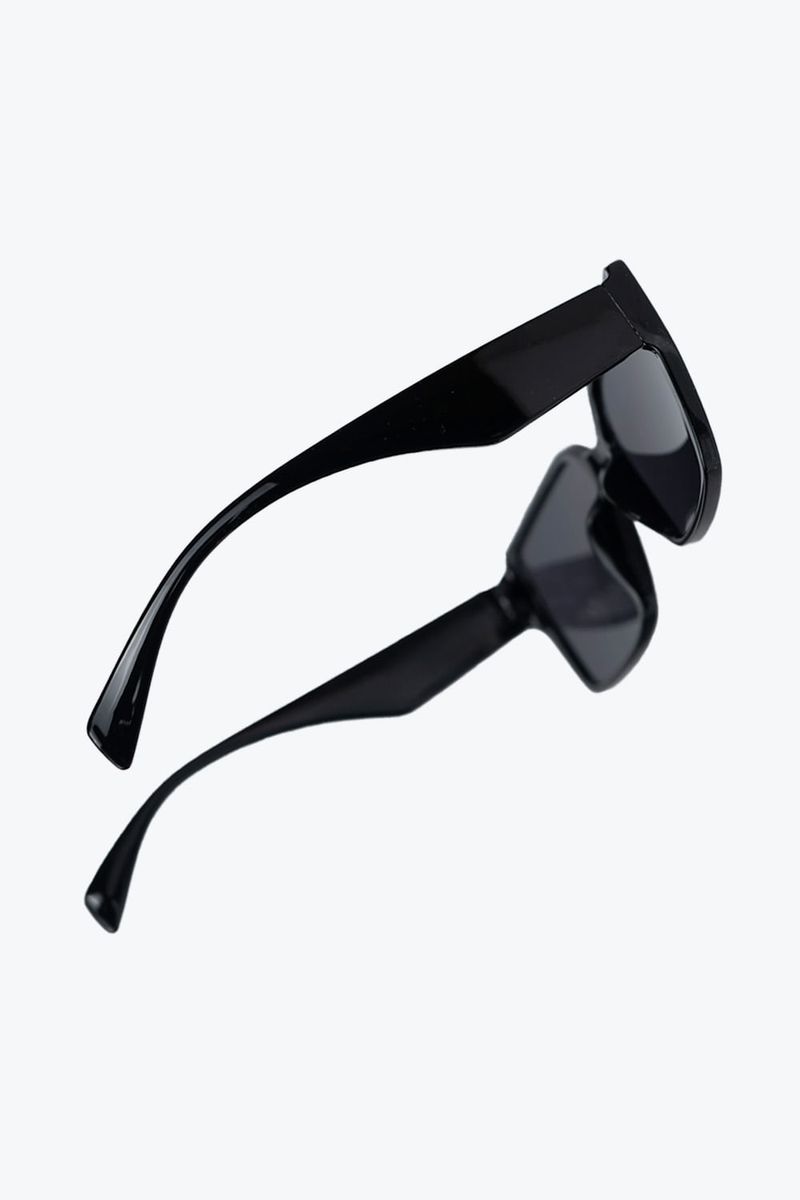 Gafas-De-Sol-Con-Un-Diseño-Cuadrado-Negro