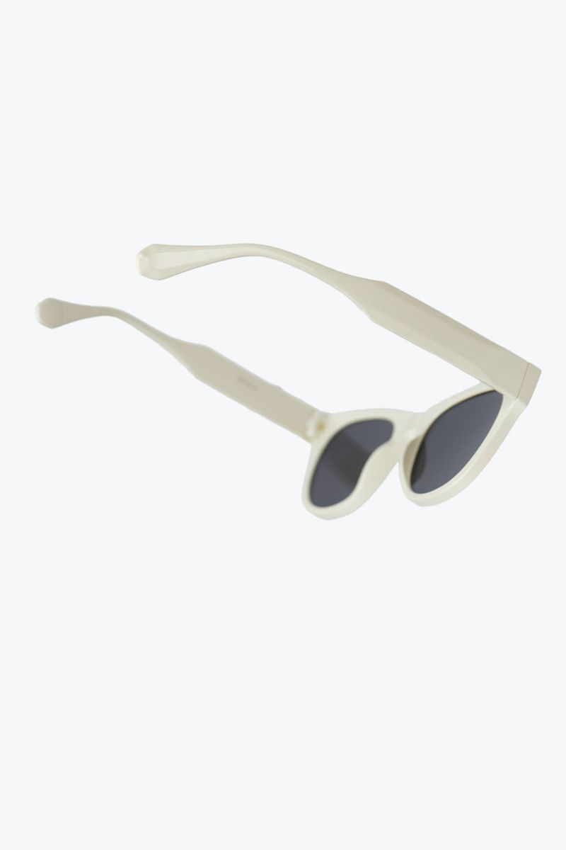 Gafas-Con-Diseño-Moderno-Para-El-Sol-Marfil