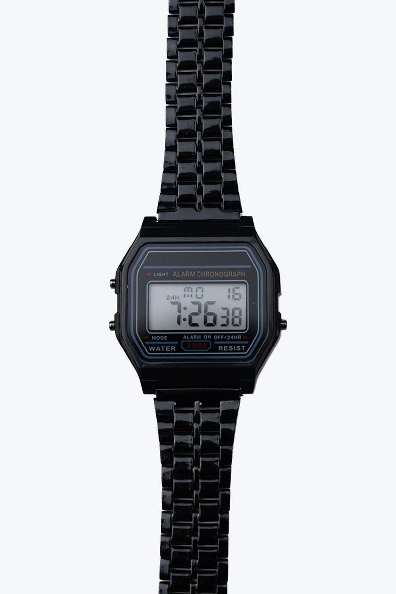 Reloj-Digital-Con-Acabados-Clasicos-Negro